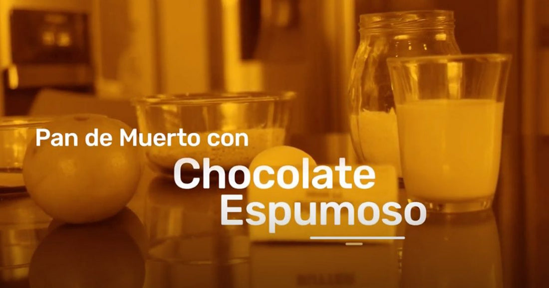 Pan de muerto tradicional y chocolate caliente espumoso