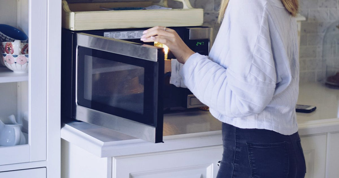 Se puede calentar un envase de aluminio en el microondas?