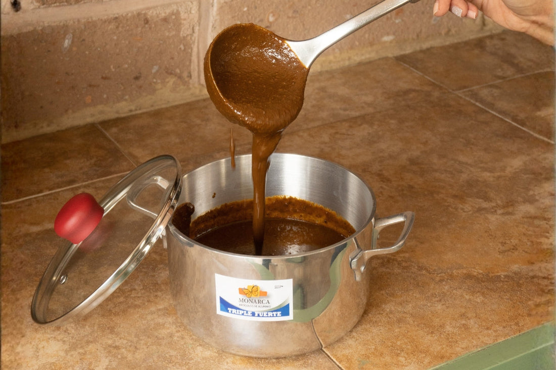 olla de aluminio con mole